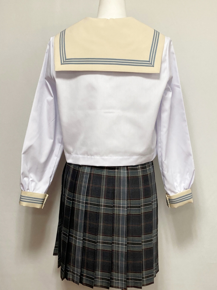 ベージュ衿長袖セーラー服
全1点