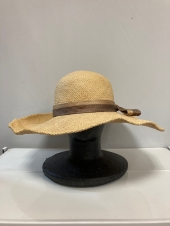 ベージュ麦わら帽子