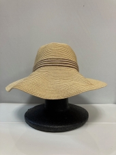 ベージュ麦わら帽子