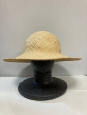 ベージュ麦わら帽子