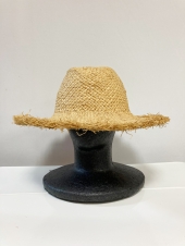 ベージュ麦わら帽子