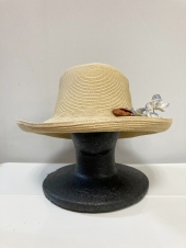 ベージュ麦わら帽子