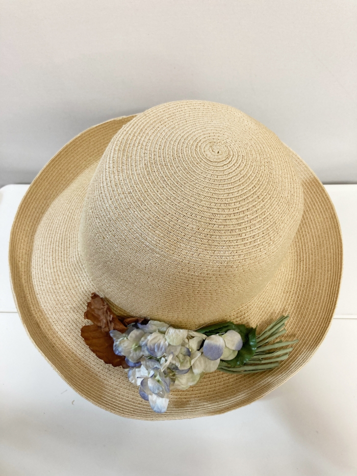 ベージュ麦わら帽子