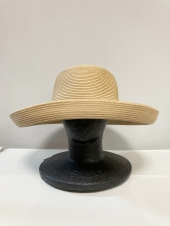 ベージュ麦わら帽子