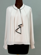 ベージュシャツ
全1点